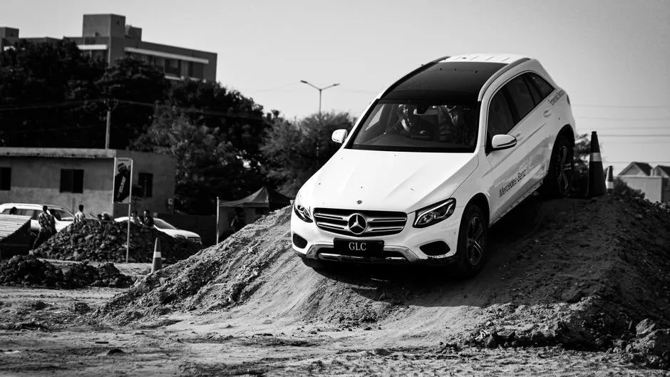 Mercedes GLC SUV stationné sur une route de campagne